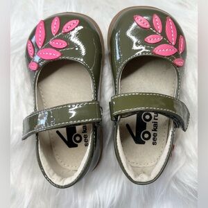 see kai run gray/green patent Mary Jane with pink leaf applique  US 5, EU 21